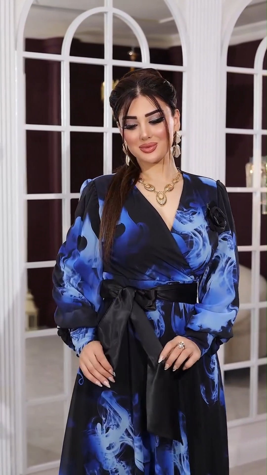 Amara™ | Elegancka sukienka maxi z niebieskim wzorem dymu