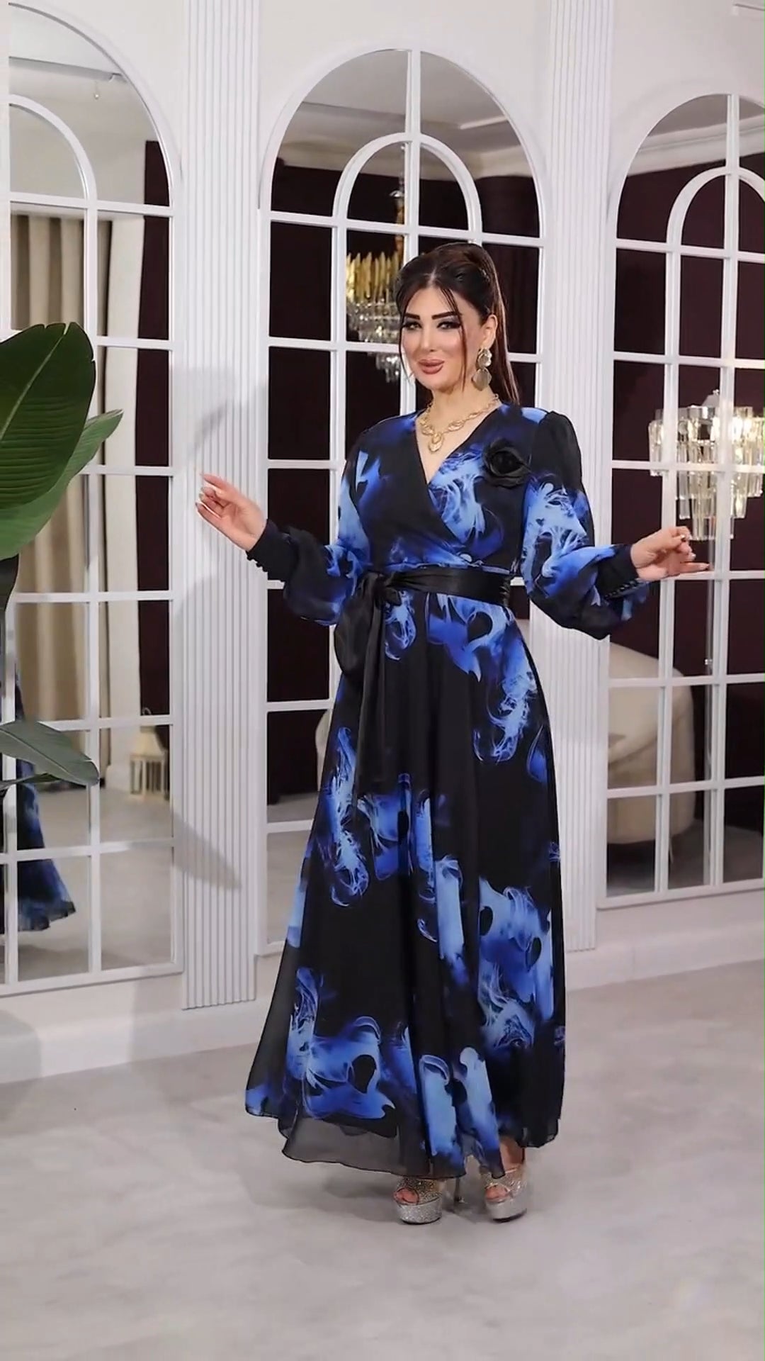 Amara™ | Elegancka sukienka maxi z niebieskim wzorem dymu