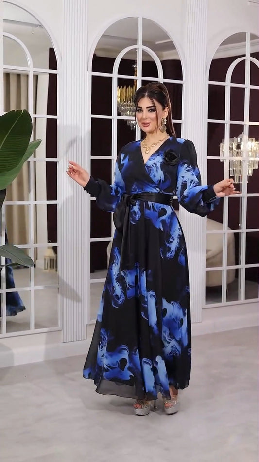 Amara™ | Elegancka sukienka maxi z niebieskim wzorem dymu