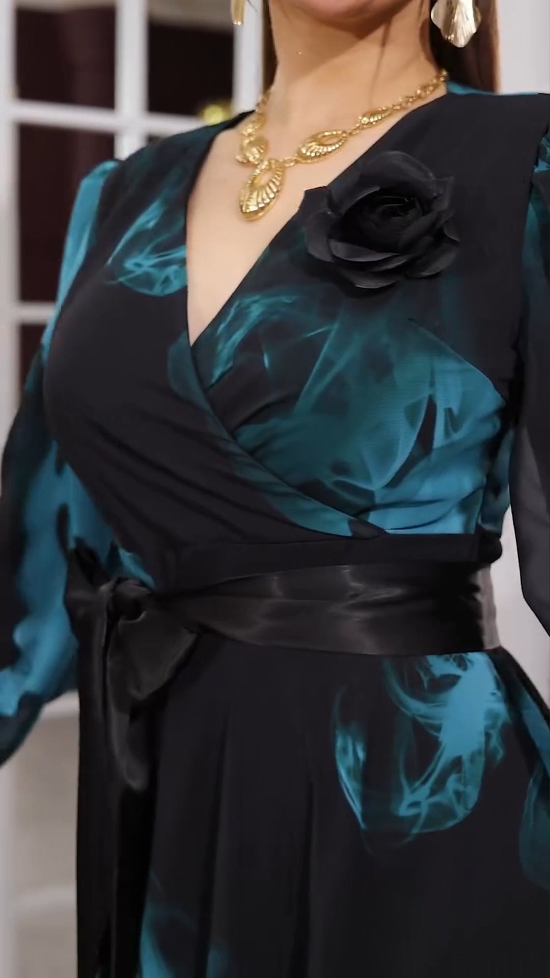 Amara™ | Elegancka sukienka maxi z niebieskim wzorem dymu