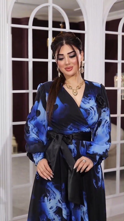 Amara™ | Elegancka sukienka maxi z niebieskim wzorem dymu